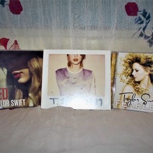 4 TAYLOR SWIFT CDs